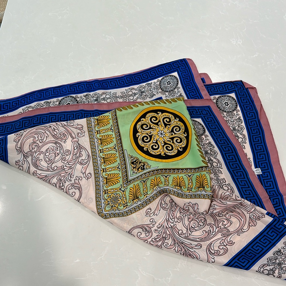 Large printed scarf 70% Viscose 30% Silk